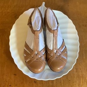 RockPort Cobb Hill Aubrey T-strap Heeled Sandal in Tan Size 7.5 NARROW